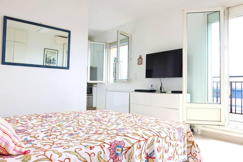 Apartment Eiffel Tower View Rooftop Studio Paris