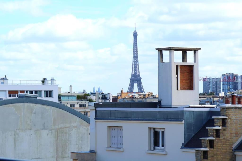 Eiffel Tower View Rooftop Studio Apartment