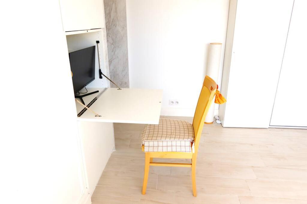 Apartment Eiffel Tower View Rooftop Studio *